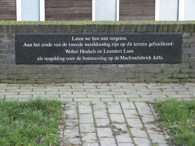 905202 Afbeelding van het monument ter herinnering aan de verzetsstrijders Wolter Heukels en Leendert Lans in een ...